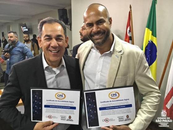 Subprefeito da Cidade Tiradentes junto com o Secretário Marco Antonio Sabino mostrando o certificado do Selo de Acessibilidade Digital